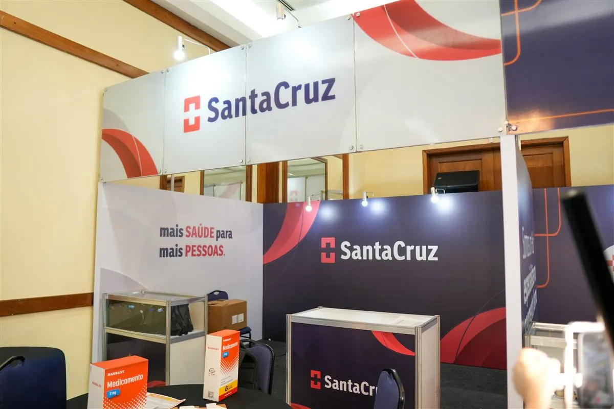 Estande e público na Compra Far