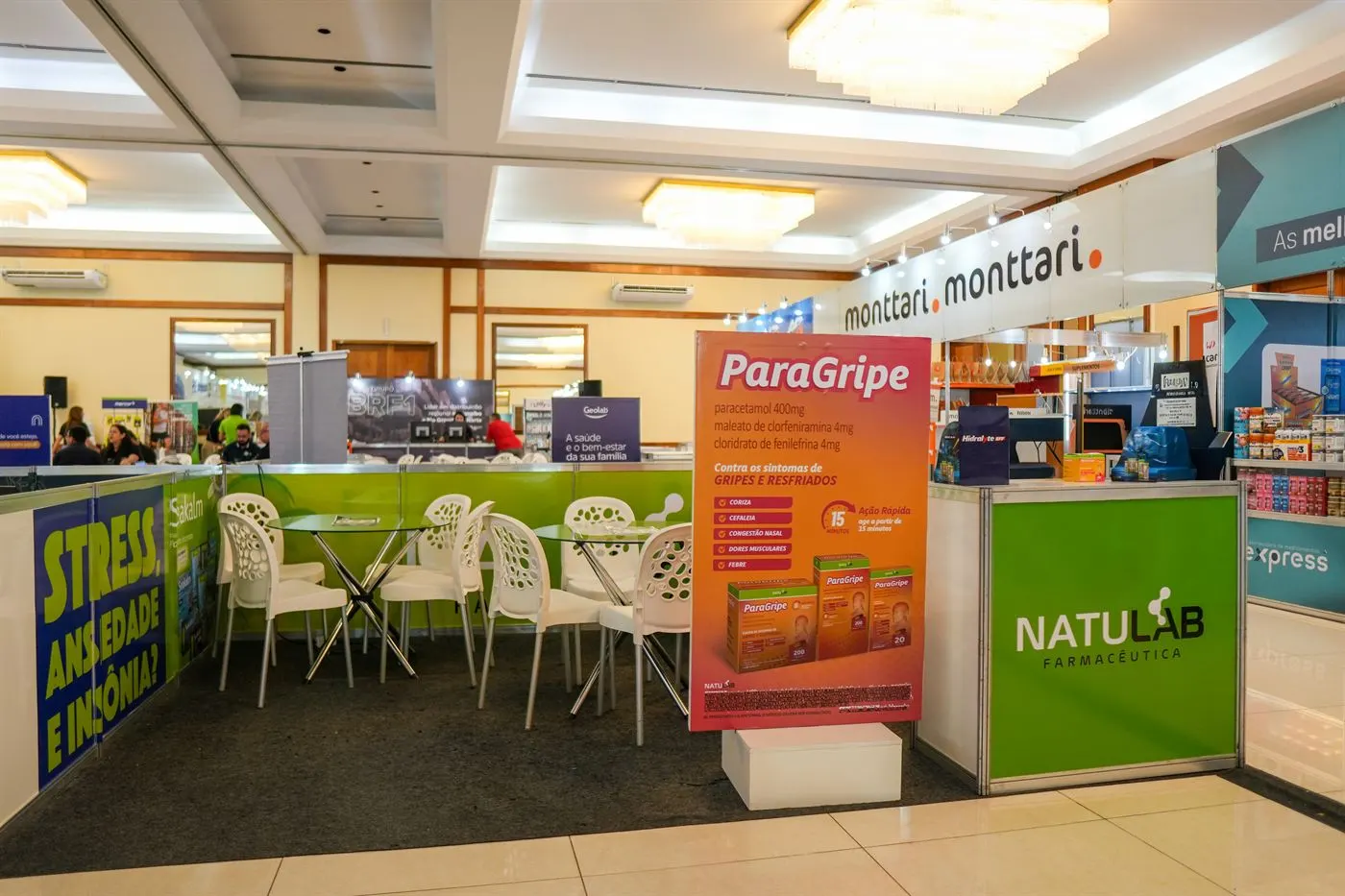 Estande com produtos e visitantes na Compra Far